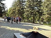 СОТРУДНИКИ КОМПАНИИ ВОЗЛОЖИЛИ ЦВЕТЫ К ВОИНСКИМ МЕМОРИАЛАМ